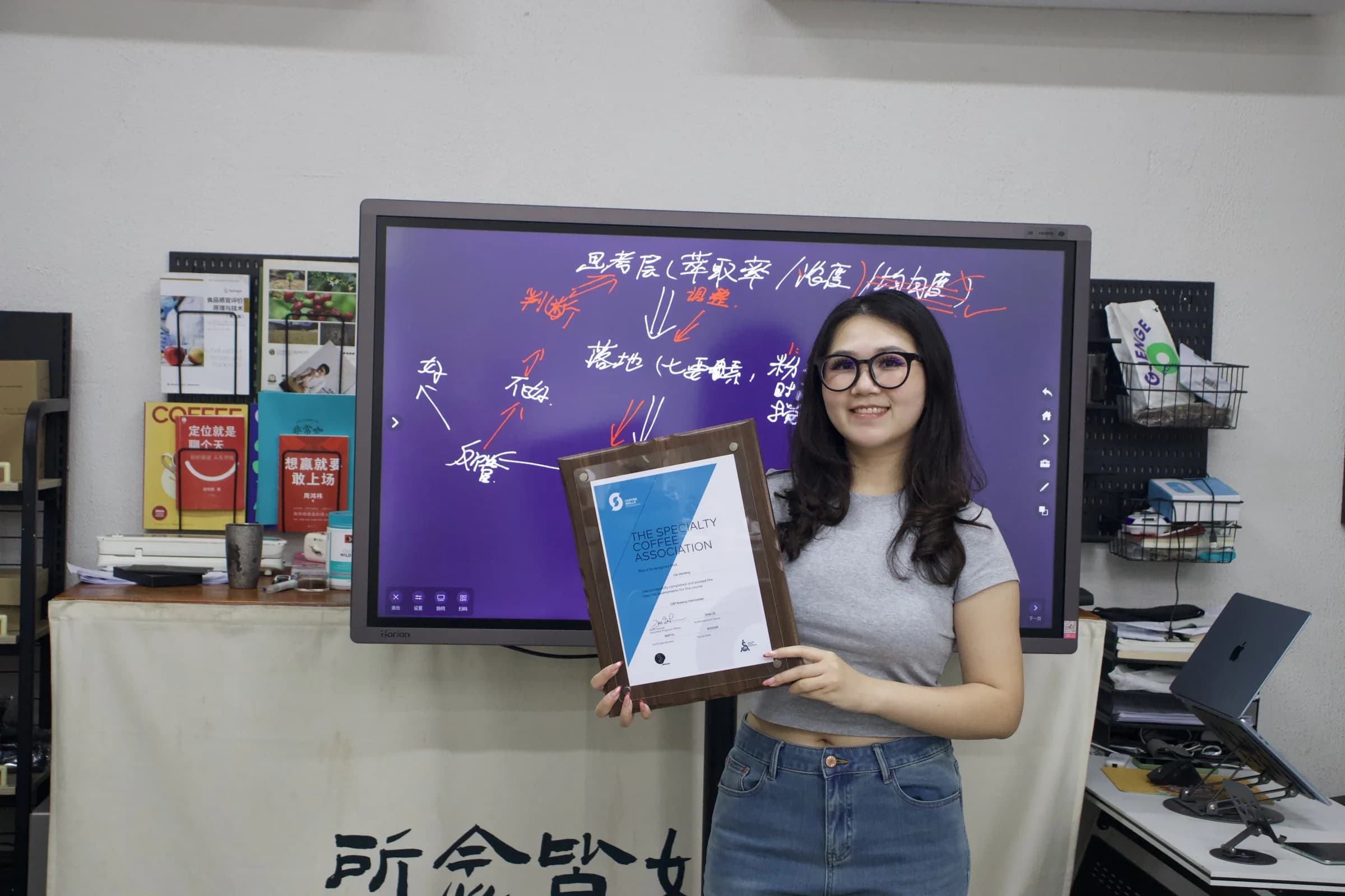 学员蔡晨凤完成课程并展示课程证书