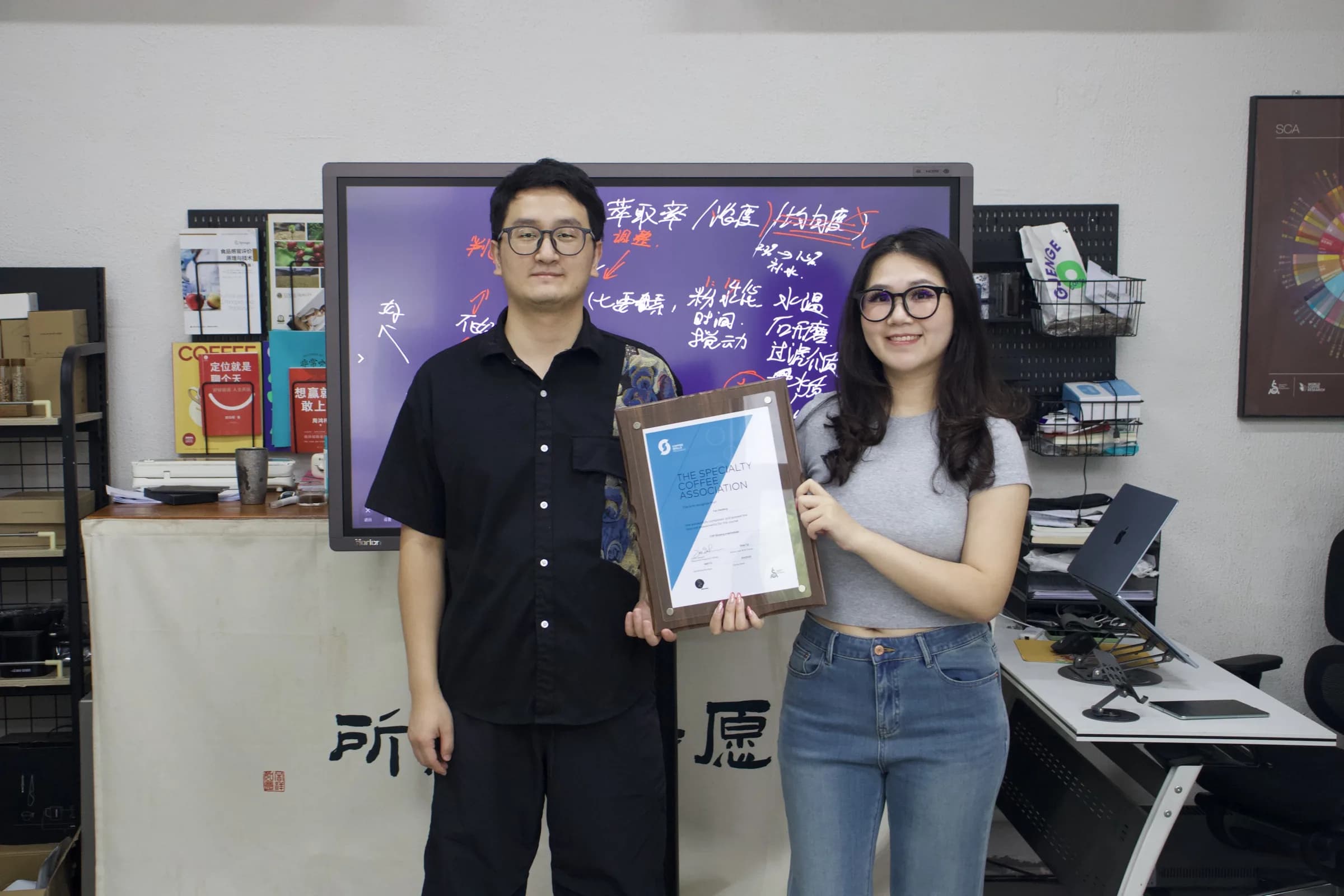 蔡晨凤完成课程后与讲师展示课程证书