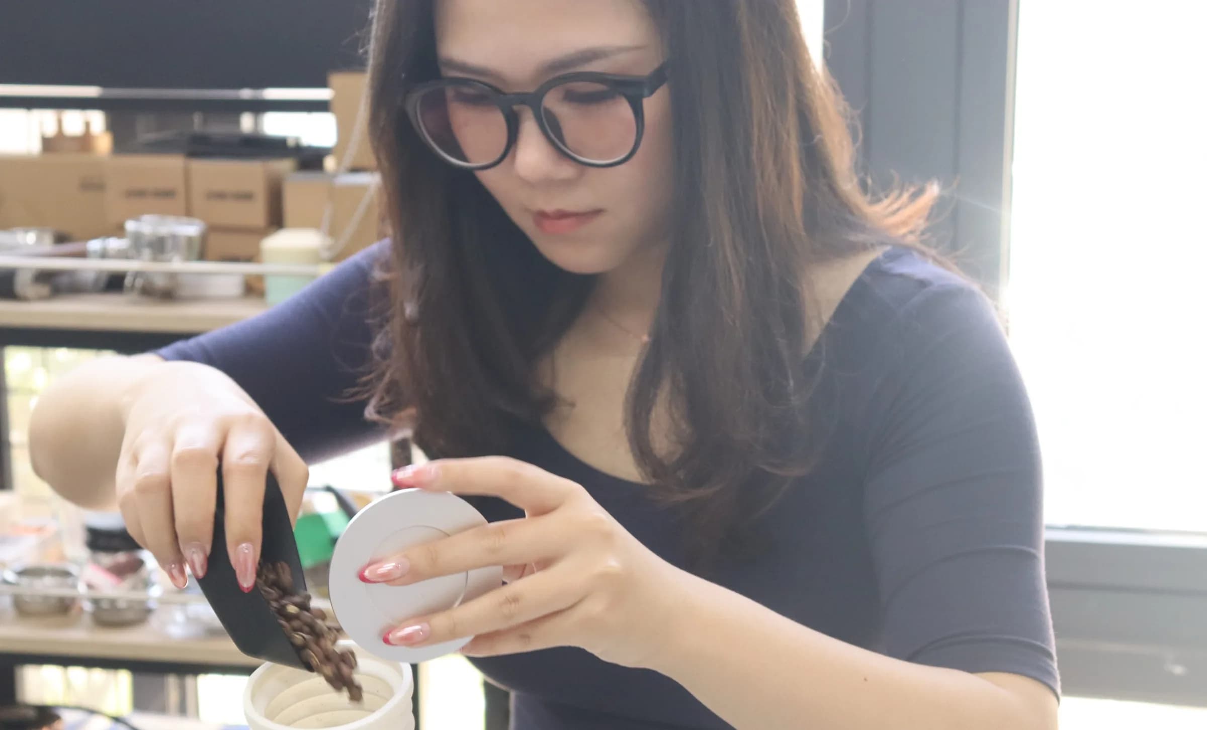 蔡晨凤完成冲煮课程时进行研磨与投豆操作