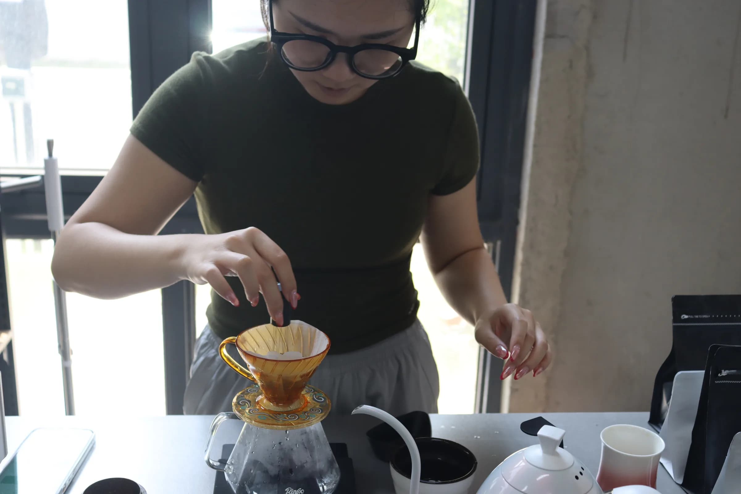 蔡晨凤完成手冲萃取阶段练习