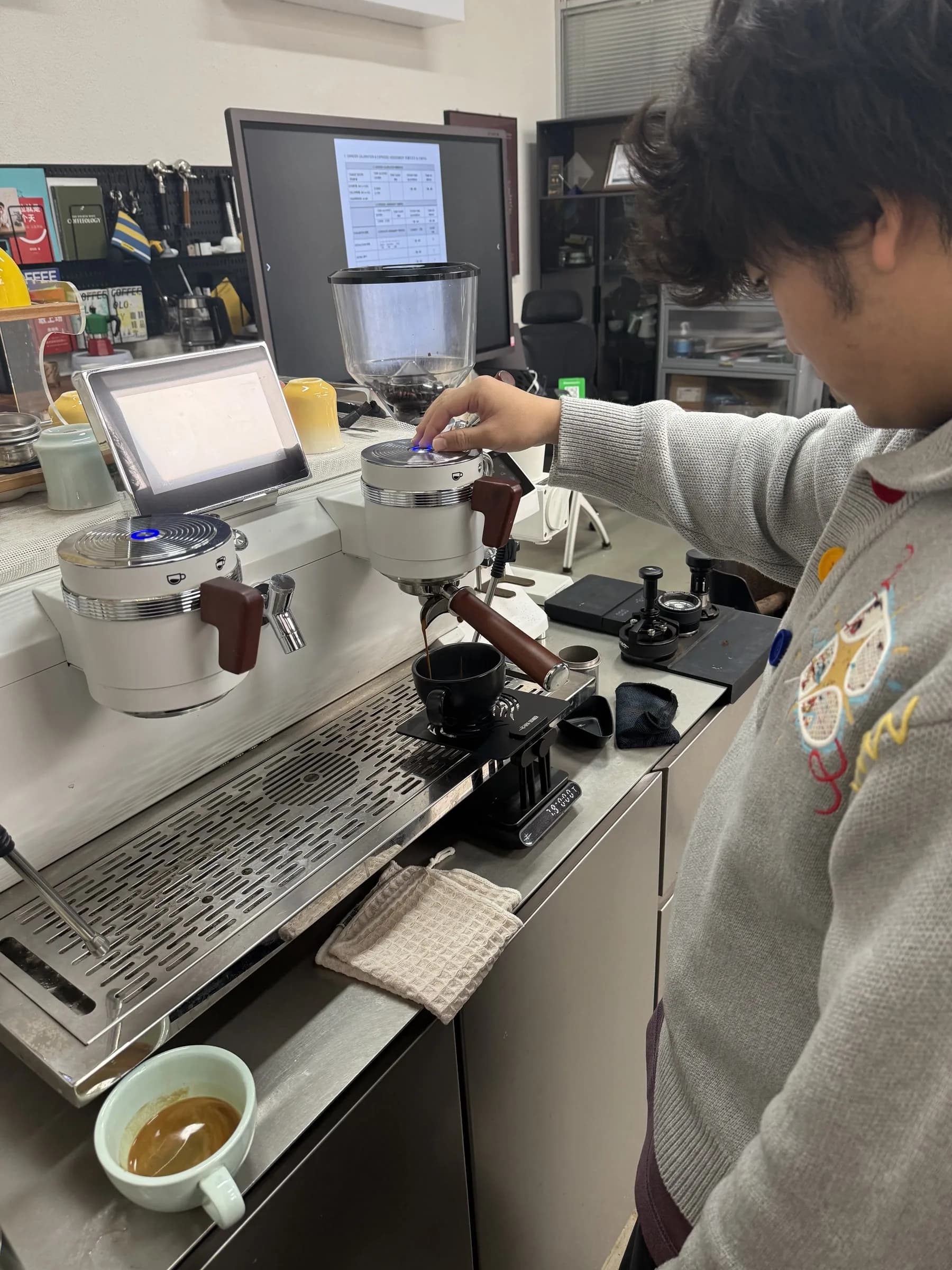 高明伟进行意式咖啡萃取参数训练