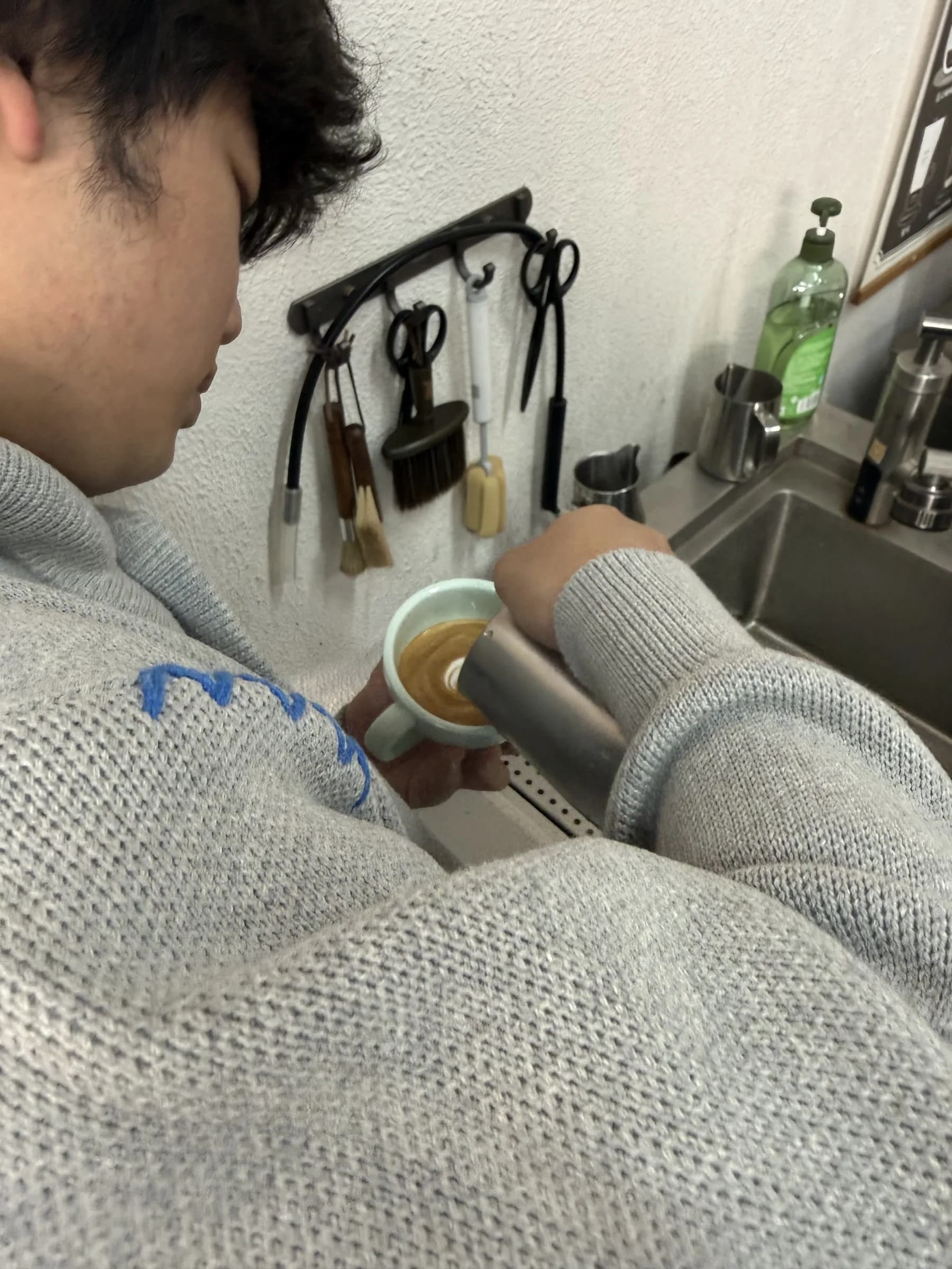 高明伟进行奶泡与拉花实操