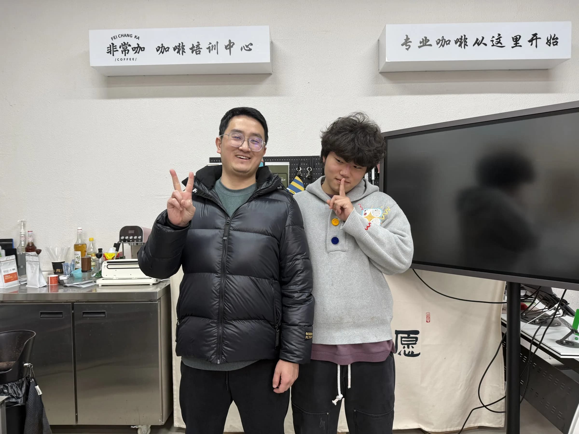 学员高明伟完成咖啡师训练后与讲师合影