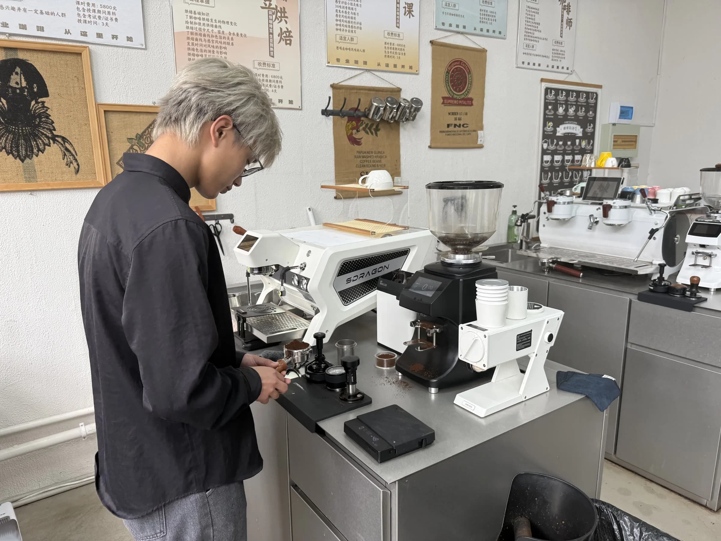 李同学进行意式咖啡萃取前的准备操作