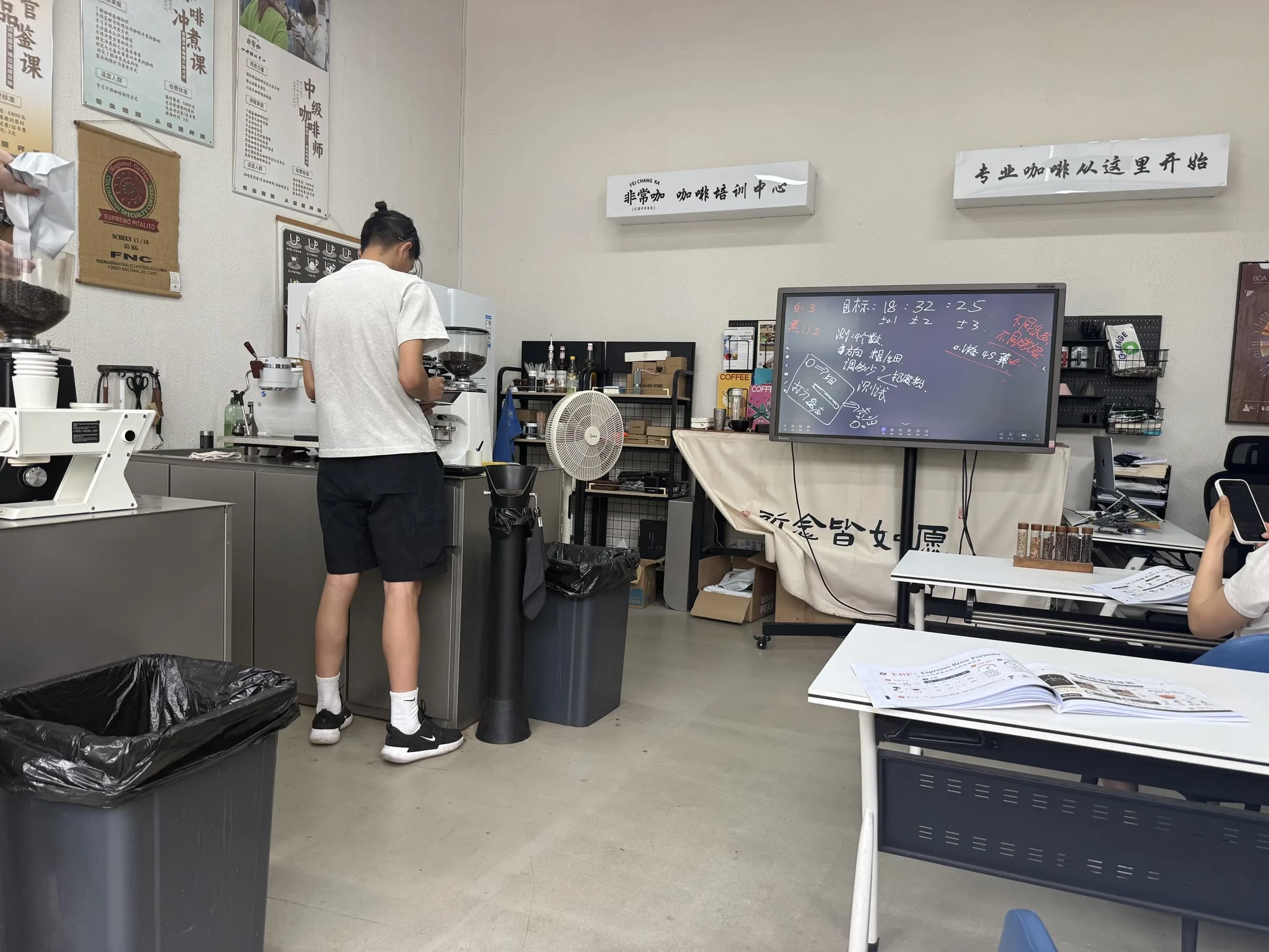 李林宇在非常咖课堂进行咖啡制作训练