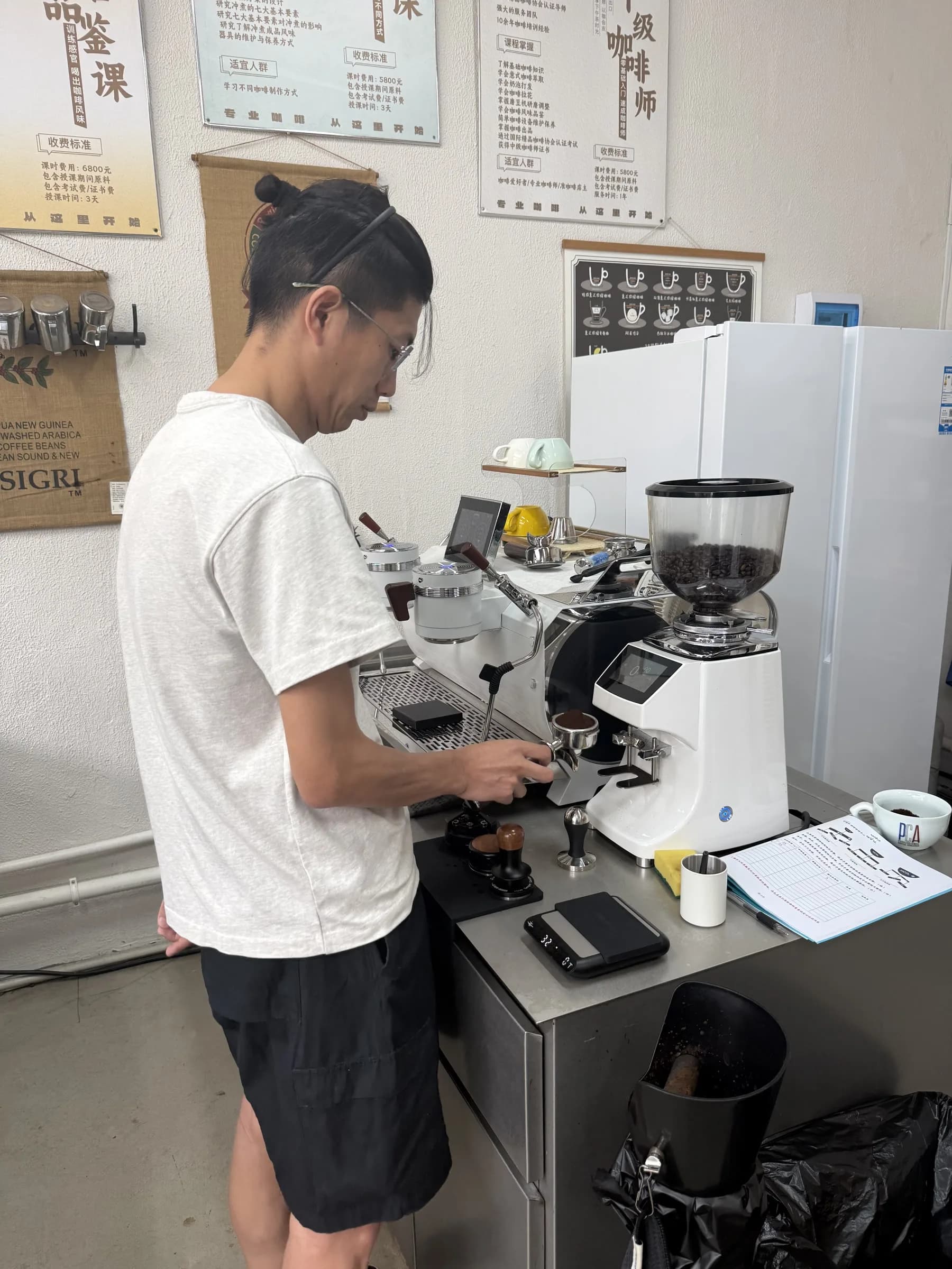 李林宇进行意式咖啡萃取实操