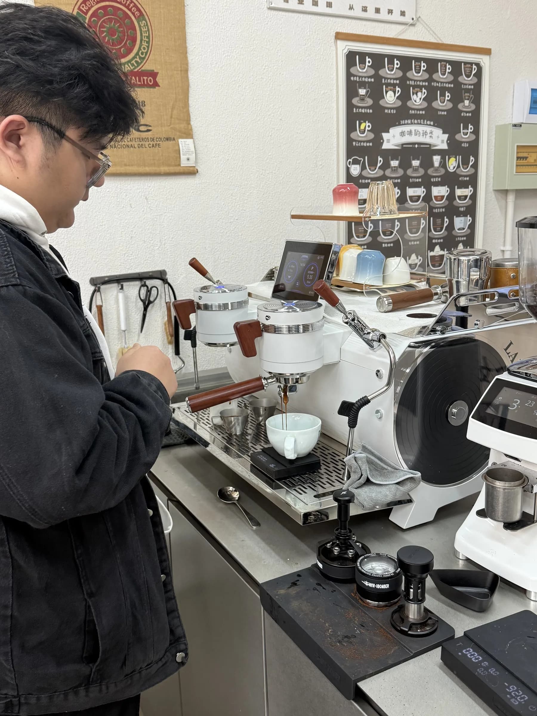 梅鑫源进行意式咖啡萃取训练