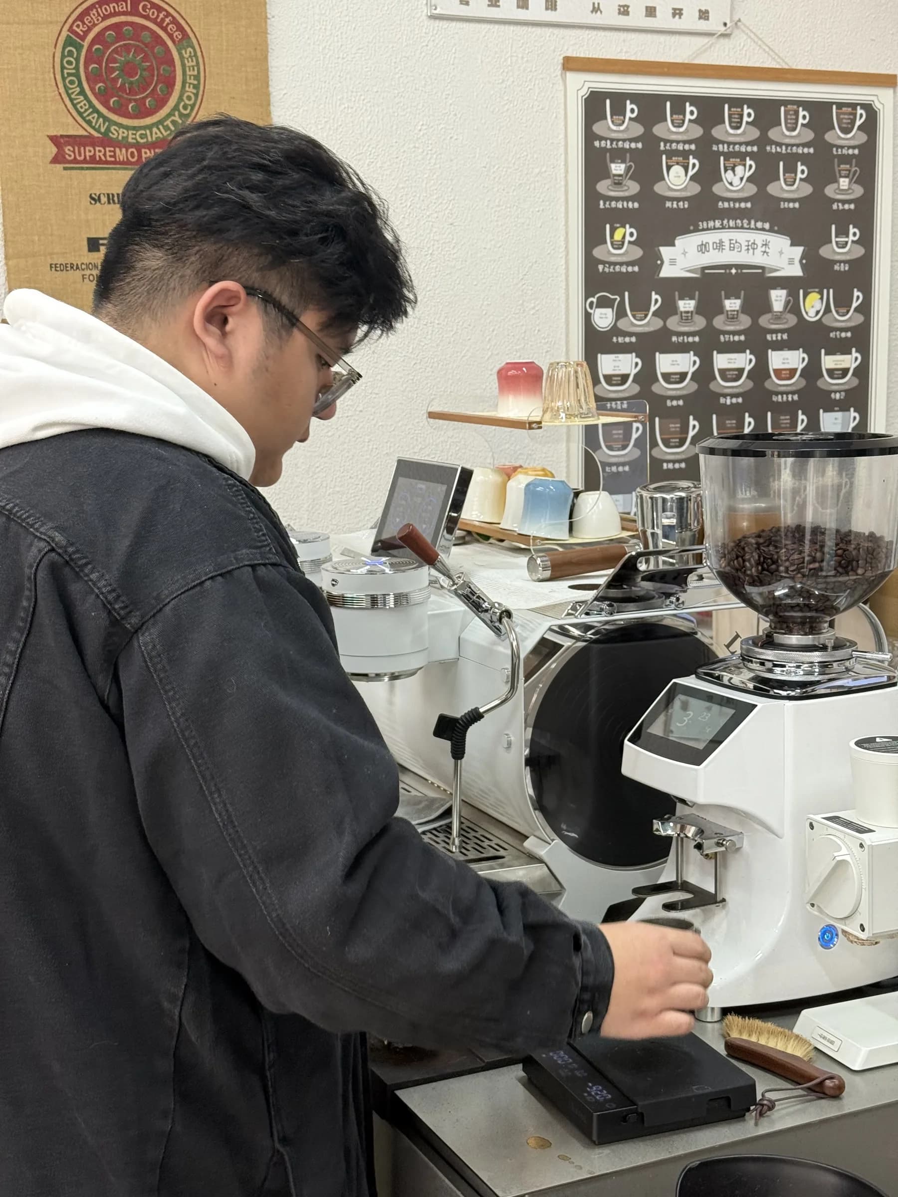 梅鑫源进行磨豆机调整与出品参数训练