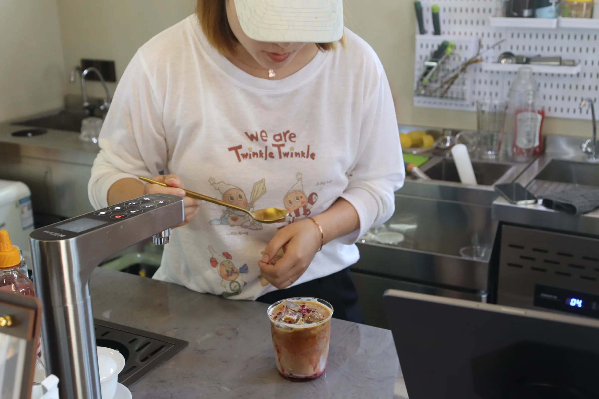 颜虹在花漾春山门店完成饮品装饰