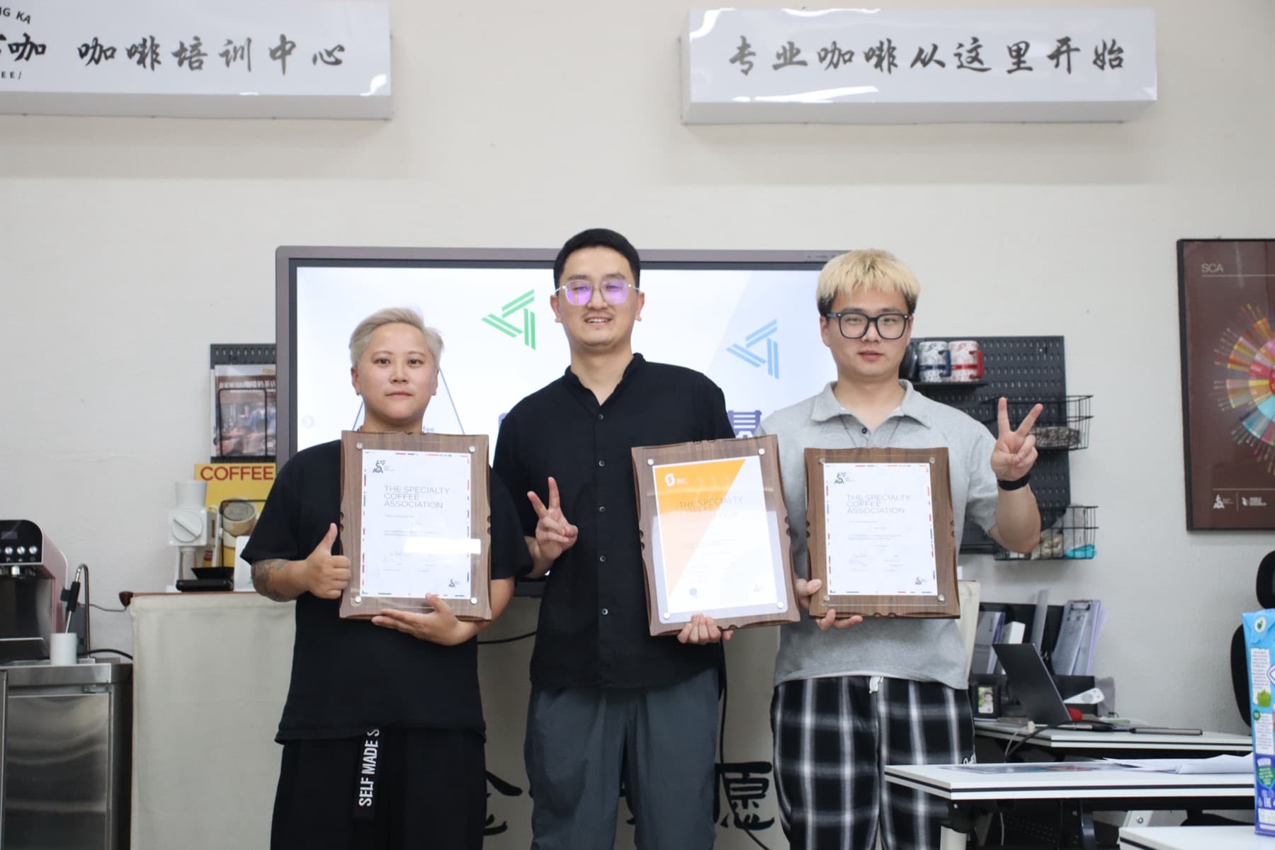 非常咖历届学员结课与证书合影