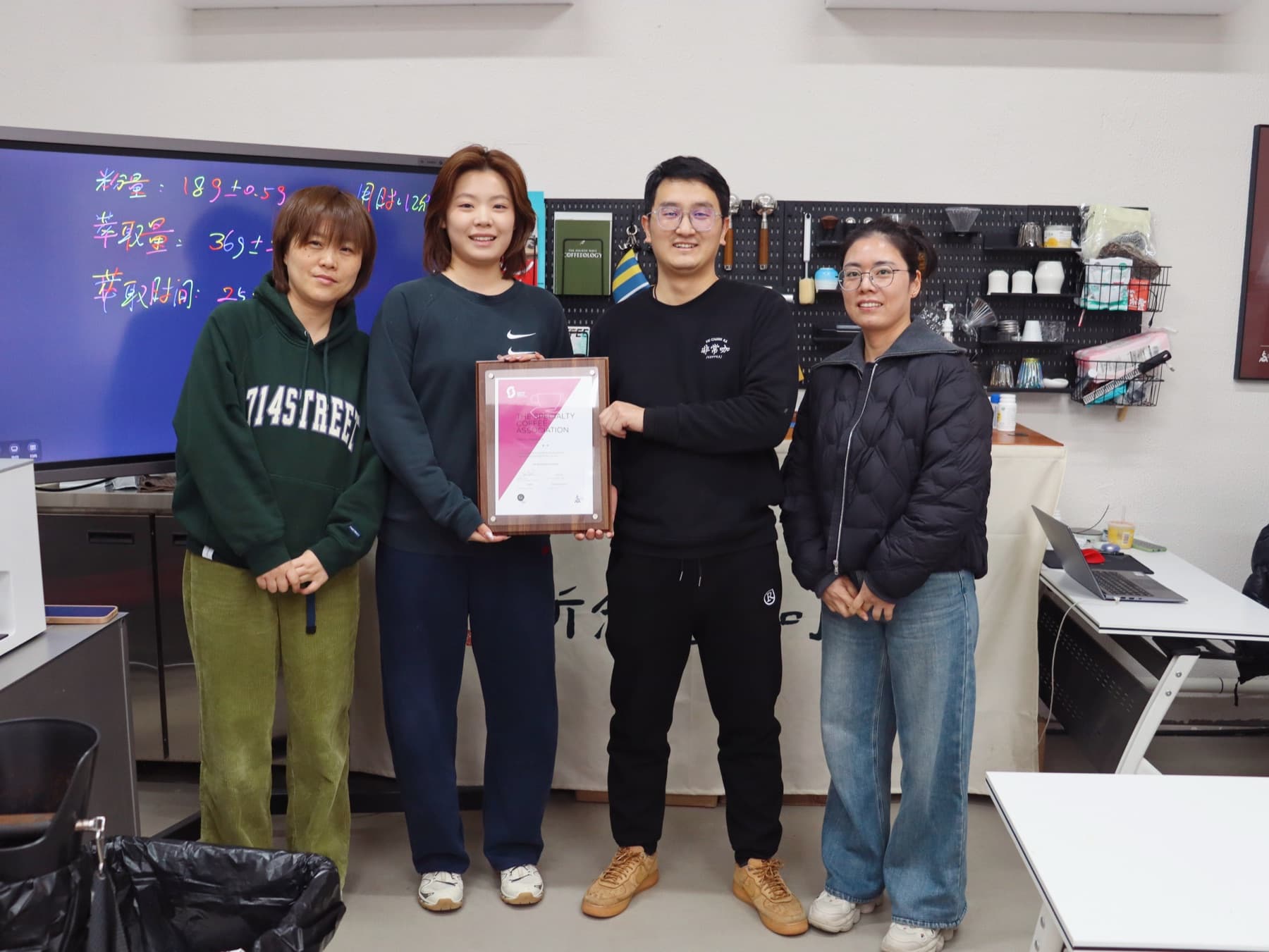 非常咖历届学员结课与证书合影